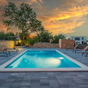 Cesare With Shared Pool , Ližnjan Kroatien